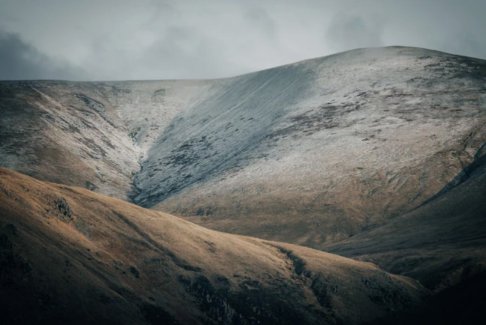 英國男子從赫爾維林山600英尺高處墜落身亡