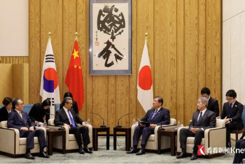 石破茂會(huì)見王毅時(shí)背后2個(gè)漢字是什么