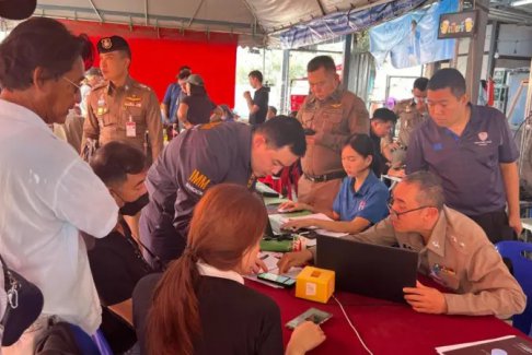 曼谷地震失蹤人員家屬聚集在救援現(xiàn)場工地