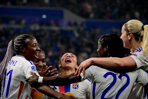 歐洲女子足球冠軍聯(lián)賽四分之一決賽里昂4-1拜仁慕尼