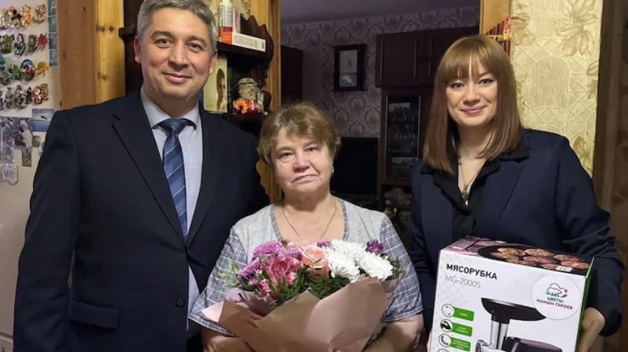 俄羅斯向?yàn)蹩颂m戰(zhàn)爭(zhēng)中陣亡士兵的母親贈(zèng)送絞肉機(jī)以及其他家用電器