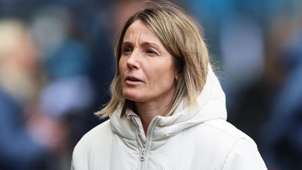 索尼婭&middot;邦帕斯托周六贏得了她作為切爾西主教練的第一座獎杯，但對聯(lián)賽杯決賽的場地并不滿意