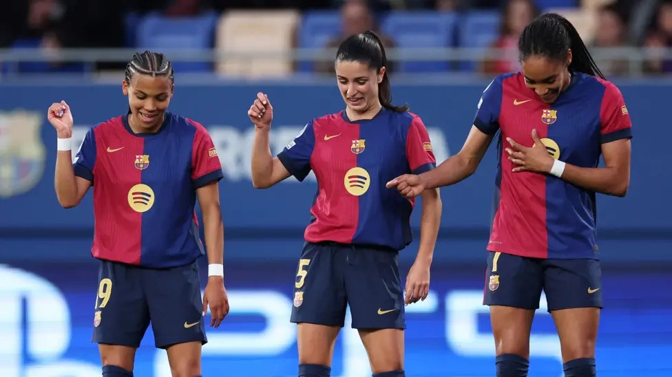 薩爾瑪&middot;帕拉盧埃洛與隊友一起慶祝巴塞羅那隊打入第二粒進(jìn)球