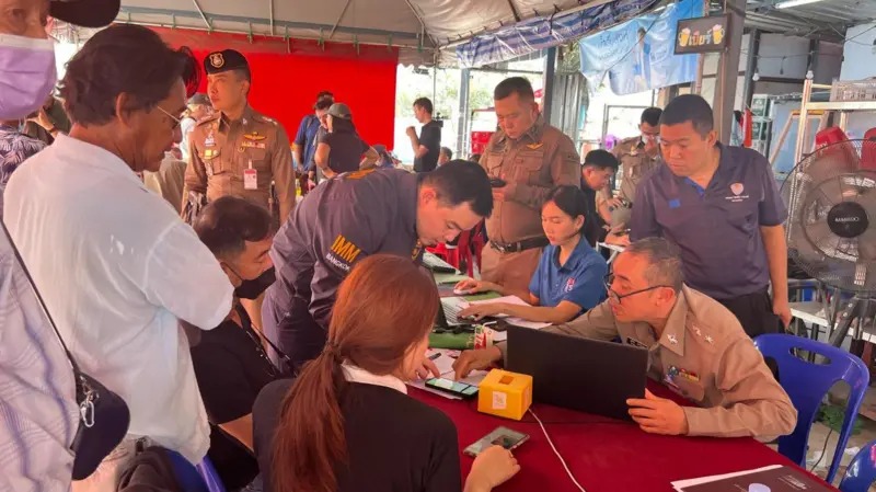 曼谷地震救援現(xiàn)場(chǎng)失蹤人員登記處