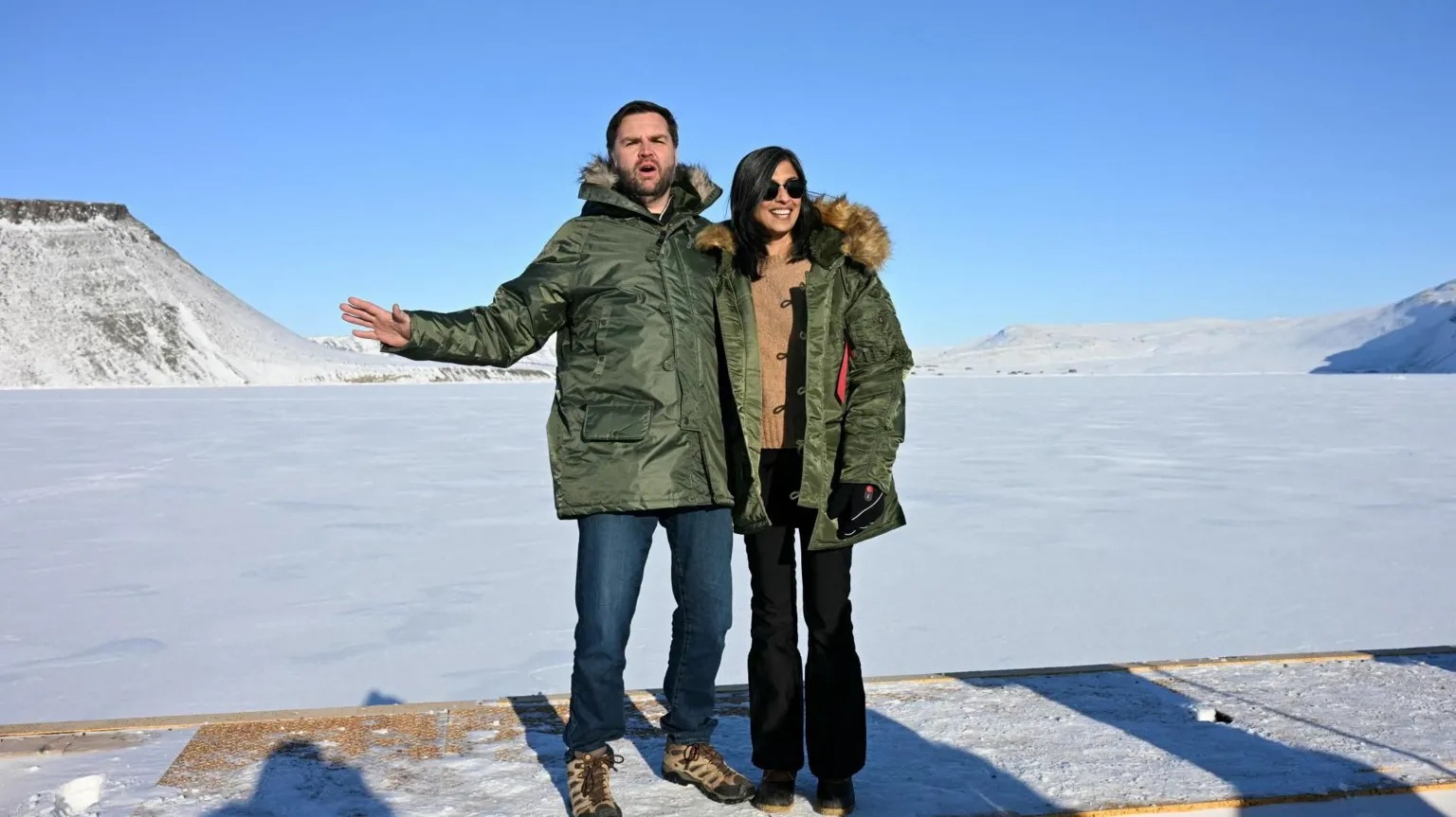 JD Vance 和他的妻子 Usha 身著厚厚的外套，背景是皚皚白雪。