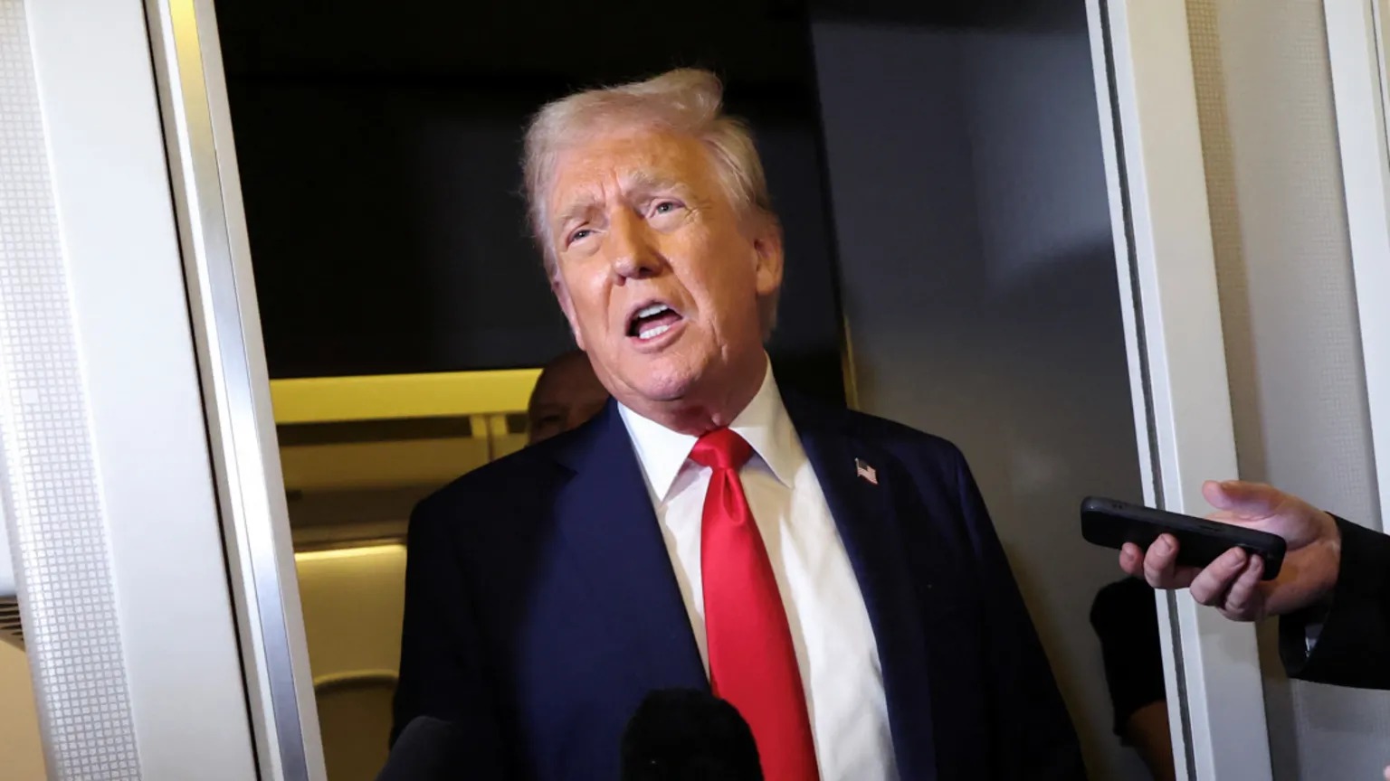 特朗普周日在空軍一號上對記者發(fā)表講話