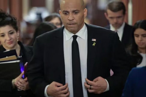 科里·布克在參議院25小時演講中猛烈抨擊特朗普的政