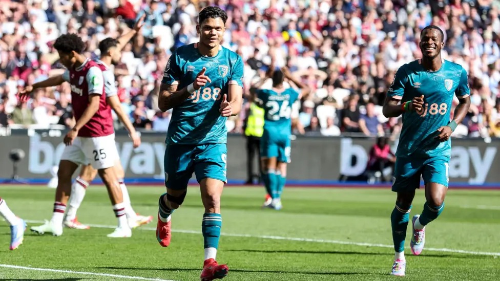 埃瓦尼爾森在西漢姆聯(lián)隊與伯恩茅斯隊的英超聯(lián)賽比賽中進(jìn)球，將比分改寫為1-0后慶祝