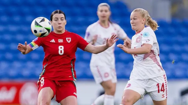 威爾士隊(duì)長安格拉德&middot;詹姆斯?fàn)帗屒? /></p>
<p>威爾士本有可能出現(xiàn)這樣的情況，但他們卻一度表現(xiàn)得令人印象深刻。</p>
<p>這是威爾士在備戰(zhàn)2025年歐洲杯（女子足球隊(duì)首次亮相大型錦標(biāo)賽）期間與頂級球隊(duì)交手的又一次寶貴經(jīng)驗(yàn)。</p>
<p>威爾士主帥瑞安&middot;威爾金森表示，她的政策是&ldquo;召集球員而不使用他們是沒有意義的&rdquo;，她也信守了自己的諾言，再次對球隊(duì)進(jìn)行了大規(guī)模輪換，對在雷克瑟姆對陣瑞典的首發(fā)陣容進(jìn)行了五次調(diào)整。</p>
<p>明星球員、威爾士出場次數(shù)最多的球員和最佳射手杰西&middot;菲什洛克因傷缺席了她上一次效力的俱樂部西雅圖統(tǒng)治隊(duì)，因此被排除在外。威爾士繼續(xù)謹(jǐn)慎安排她的上場時(shí)間，讓她作為替補(bǔ)球員未被上場。</p>
<p>今年2月，在威爾士對陣意大利和瑞典的國家聯(lián)賽預(yù)選賽首場比賽中，威爾士開局緩慢，這是球隊(duì)的一個(gè)特點(diǎn)，這次在卡迪夫城球場進(jìn)行的比賽中，丹麥隊(duì)再次抓住了機(jī)會，取得了勝利。</p>
<p>客隊(duì)之前曾以5-1的比分戰(zhàn)勝卡迪夫城球場，因此本場比賽客隊(duì)開局明顯信心十足，布隆伯格獲得了空間轉(zhuǎn)身將球送入球門角落，客隊(duì)抓住了第一次機(jī)會便攻入了進(jìn)球。</p>
<p>威爾士隊(duì)難以遏制丹麥隊(duì)的進(jìn)攻，弗雷德里克&middot;托格森（FrederikkeThogersen）在第11分鐘時(shí)有望擴(kuò)大領(lǐng)先優(yōu)勢，但杰瑪&middot;埃文斯（GemmaEvans）在最后一刻進(jìn)行了阻擋。</p>
<p>丹麥隊(duì)打得非常輕松，第22分鐘，他們又險(xiǎn)些進(jìn)球，索菲&middot;布雷德加德的大力射門被威爾士門將奧利維亞&middot;克拉克撲出。</p>
<p>比賽第27分鐘，克拉克的進(jìn)球帶來了奇跡，后衛(wèi)斯泰恩&middot;巴利薩格爾(StineBallisager)在角球處近距離頭球攻門擊中橫梁，隨后凱瑟琳&middot;庫爾(KathrineKuhl)穿過擁擠的禁區(qū)將球射入球門。</p>
<p>那次交鋒產(chǎn)生了決定性的結(jié)果，比賽結(jié)果出人意料地發(fā)生了逆轉(zhuǎn)。</p>
<p>威爾士隊(duì)原本很容易就落后兩三個(gè)球，但他們在第32分鐘可能扳平比分，因?yàn)榈滉?duì)未能清除傳中，但莉莉&middot;伍德漢姆的射門被擋了下來。</p>
<p>然而，丹麥隊(duì)并未理會警告，威爾士隊(duì)在不到60秒的時(shí)間里就扳平了比分，荷蘭隊(duì)得球后，內(nèi)切并用右腳大力射門，將球送入球門。</p>
<p>這個(gè)進(jìn)球激發(fā)了威爾士隊(duì)的斗志，伍德漢姆憑借精湛的球技找到空位，漢娜&middot;凱恩凌空抽射，球高出橫梁，而雷切爾&middot;羅威一腳射門偏出，威爾士隊(duì)以實(shí)力更強(qiáng)的一方結(jié)束了上半場。</p>
<p>威爾士隊(duì)在與世界強(qiáng)隊(duì)的對決中越來越得心應(yīng)手，與2023年被德國隊(duì)和丹麥隊(duì)連續(xù)5-1擊敗的那支球隊(duì)相比，威爾士隊(duì)看起來有所不同，半場休息后他們繼續(xù)讓丹麥隊(duì)感到不安。</p>
<p>在威爾士隊(duì)扳平比分后，客隊(duì)教練安德烈&middot;耶格勒茨(AndreeJeglertz)在比賽進(jìn)行到第60分鐘時(shí)進(jìn)行了四次換人，而他的球隊(duì)則完全失去了動力。</p>
<p>事實(shí)上，丹麥隊(duì)一直占據(jù)主導(dǎo)地位，直到第69分鐘才創(chuàng)造出另一次明顯的機(jī)會，但替補(bǔ)出場的阿瑪莉&middot;范格斯加德(AmalieVangsgaard)憑借流暢的動作將球射高了橫梁。</p>
<p>比賽在那瘋狂的一分鐘里發(fā)生了決定性的轉(zhuǎn)折，丹麥隊(duì)占了上風(fēng)，威爾士隊(duì)錯(cuò)失了本場比賽的最佳機(jī)會，并在幾秒鐘內(nèi)落后。</p>
<p>他們或許可以也應(yīng)該領(lǐng)先，因?yàn)樘嫜a(bǔ)艾麗斯&middot;格里菲斯(AliceGriffiths)為凱恩(Cain)解圍，但她只能向守門員瑪雅&middot;奧斯特加德(MajaOstergaard)射門。</p>
<p>威爾士隊(duì)在?，?middot;斯內(nèi)爾(EmmaSnerle)的完美傳球讓對手措手不及后，范斯加德(Vangsgaard)沒有犯任何錯(cuò)誤，丹麥隊(duì)迅速給予了懲罰。</p>
<p>這些都是A級國家聯(lián)賽中的微小差距，這意味著威爾士只能為可能出現(xiàn)的結(jié)果而后悔。</p>
<p>進(jìn)球者霍蘭德穿著保護(hù)靴，腿部受傷，被擔(dān)架抬下場，傷勢看起來很嚴(yán)重。從威爾士的角度來看，這影響了當(dāng)晚的比賽質(zhì)量，并且可能給比賽蒙上陰影，此時(shí)距離歐洲杯開幕已不足100天。</p>　　本文“足球新聞”來源：http://zjjzhonglv.com/sports/6263.html，轉(zhuǎn)載必須保留網(wǎng)址。
      <div   id=