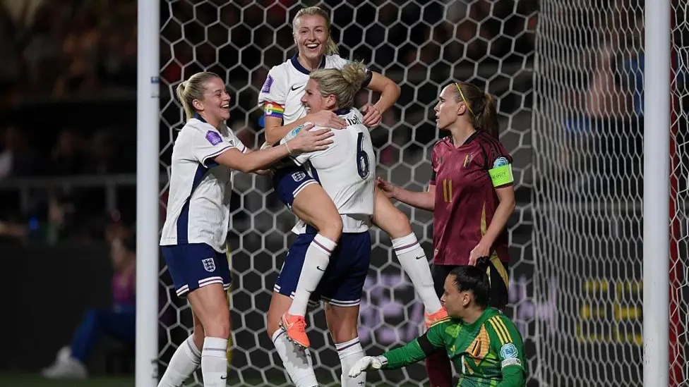 英格蘭隊(duì)?wèi)c祝在對(duì)陣比利時(shí)的比賽中攻入第二球