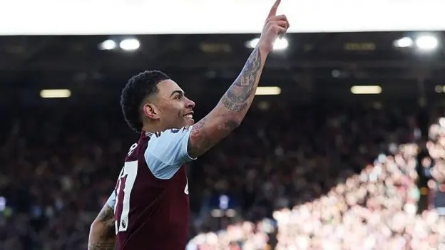 摩根&middot;羅杰斯在阿斯頓維拉對陣諾丁漢森林的比賽中首開紀錄后慶祝