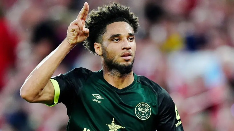 凱文&middot;沙德舉手慶祝對陣諾丁漢森林的進(jìn)球