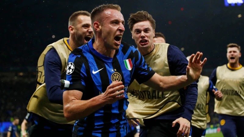 國際米蘭的達維德&middot;弗拉特西慶祝球隊在對陣巴塞羅那的比賽中攻入第四個進球