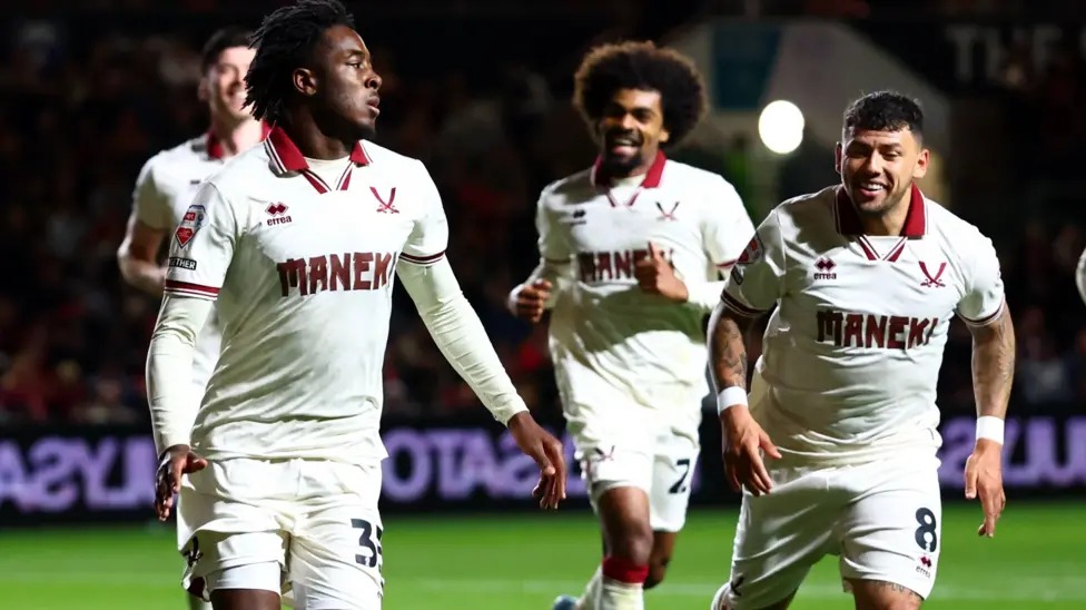 謝菲爾德聯(lián)隊(duì)的安德烈&middot;布魯克斯（左）慶祝對陣布里斯托爾城的進(jìn)球