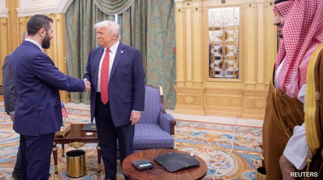 美國總統(tǒng)唐納德·特朗普在利雅得會(huì)見敘利亞總統(tǒng)艾哈邁德·沙拉