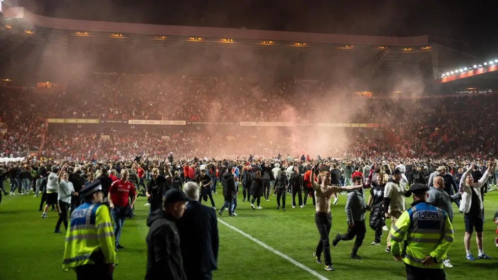 終場(chǎng)哨聲響起后，查爾頓球迷涌入球場(chǎng)慶祝