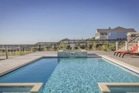 韓國游泳池張貼標語 將低收入與不良衛(wèi)生狀況聯(lián)系起