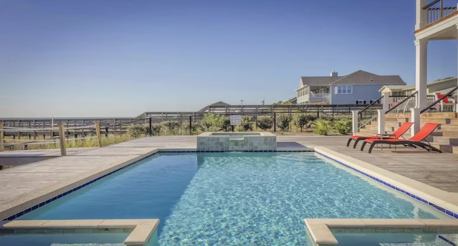 這個備受爭議的泳池標志在網(wǎng)上瘋傳，引發(fā)了人們對其指導方針的憤怒。