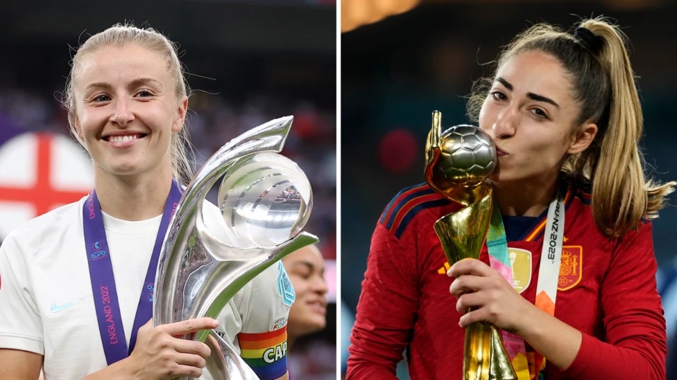 利亞&middot;威廉姆森捧起2022年歐洲杯獎(jiǎng)杯，奧爾加&middot;卡莫納捧起女足世界杯獎(jiǎng)杯
