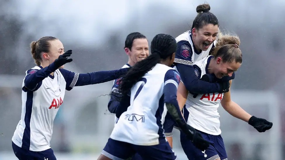 奧利維亞&middot;霍爾特慶祝在2025年1月對陣水晶宮的比賽中打入托特納姆熱刺隊的第三粒進球