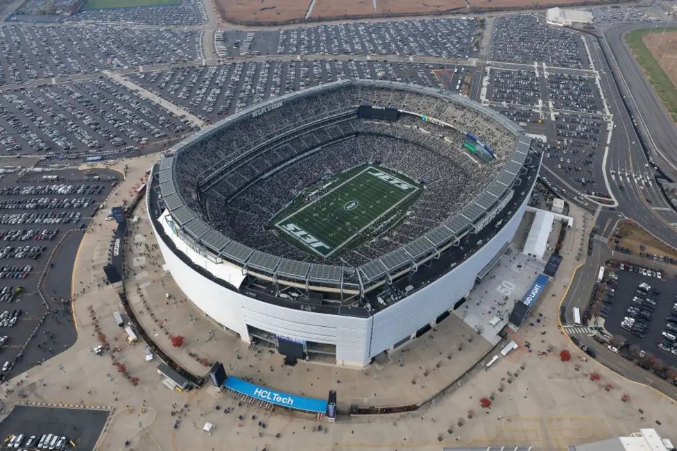 大都會人壽體育場可容納82,500名觀眾，是NFL最大的體育場，并將舉辦2026年世界杯決賽