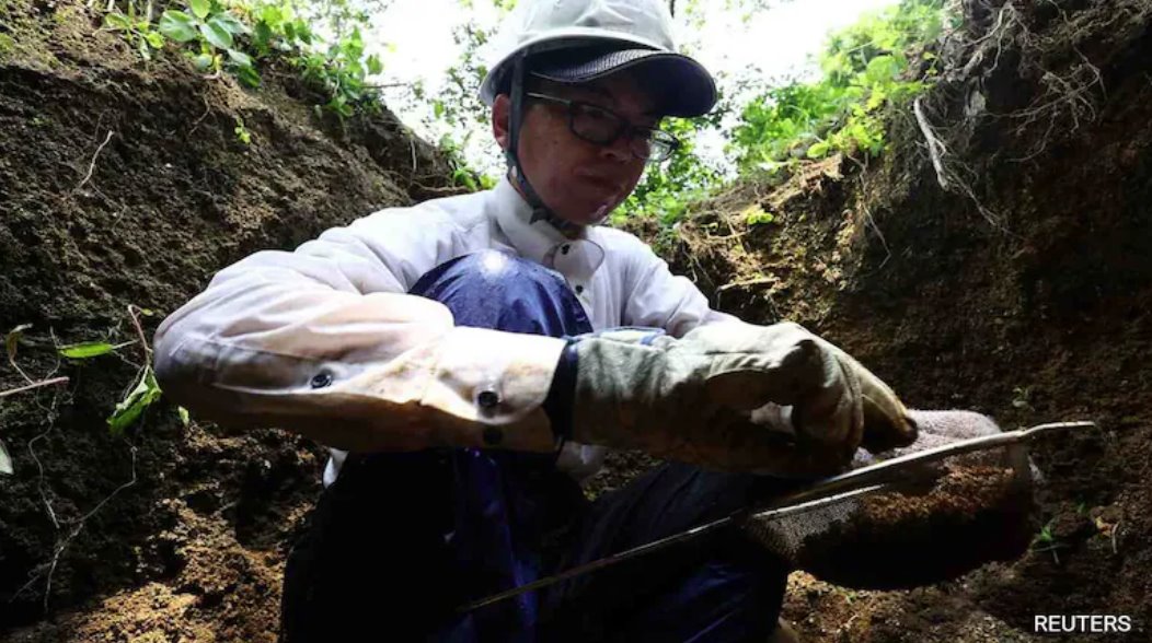 廣島大學(xué)研究員 Rebun Kayo 定期前往新島尋找遺骸