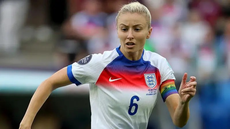 今年夏天，萊婭&middot;威廉姆森率領(lǐng)英格蘭隊在歐洲杯上擊敗西班牙隊，成為首位在海外捧起歐洲重要獎杯的英格蘭隊長。