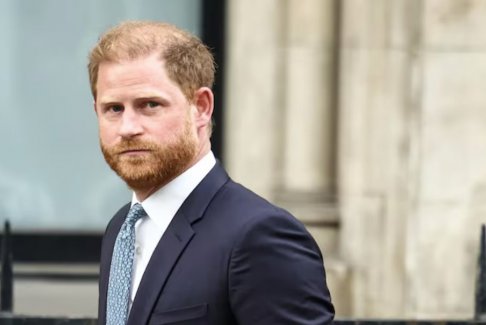 哈里王子在母親戴安娜王妃的葬禮上落淚