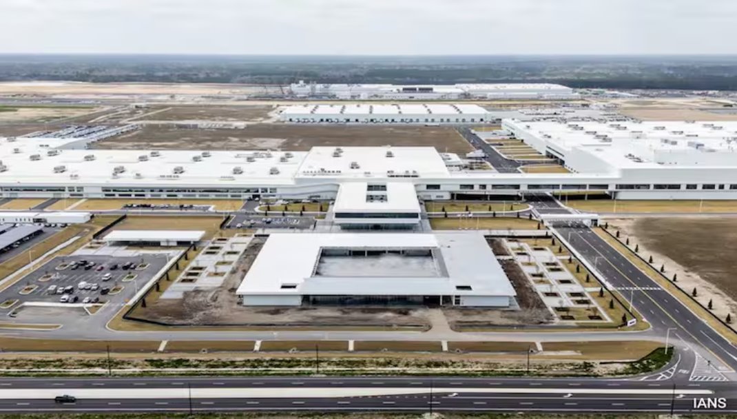 發(fā)生突襲的工廠生產(chǎn)電動汽車電池