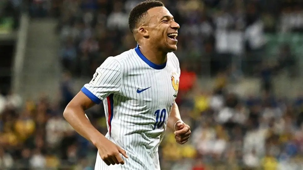 姆巴佩代表法國(guó)隊(duì)對(duì)陣烏克蘭隊(duì)進(jìn)球后笑容滿(mǎn)面