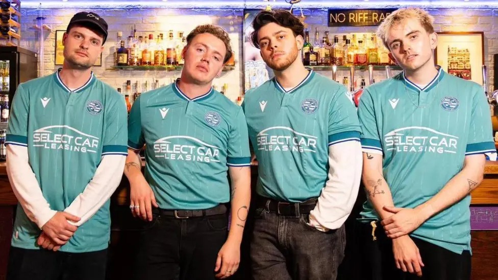 只有詩人樂隊曾為劉易斯&middot;卡帕爾迪、Yungblud和Bastille樂隊助陣。