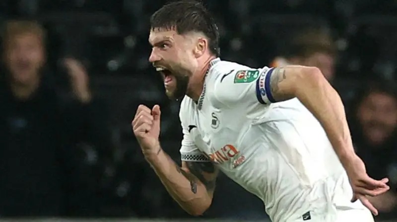 卡梅倫&middot;伯吉斯慶祝對(duì)陣諾茨森林的進(jìn)球