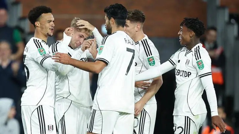 埃米爾&middot;史密斯&middot;羅的進(jìn)球?yàn)楦焕漳穾?lái)了勝利