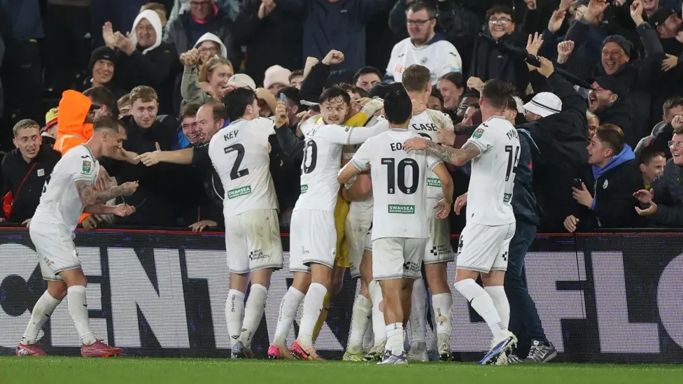 斯旺西隊(duì)在補(bǔ)時(shí)階段連入兩球，以3-2擊敗諾丁漢森林隊(duì)，此前他們?cè)?-2落后