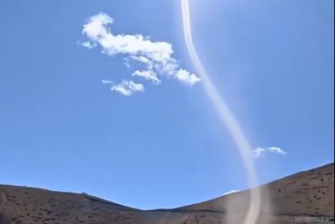 網(wǎng)友拍下龍卷風“幼崽” 宛若小蛇