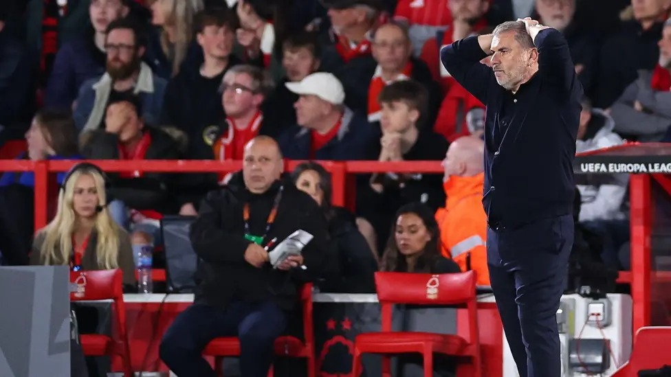 安格&middot;波斯特科格魯雙手抱頭，看著諾丁漢森林隊(duì)?wèi)K敗