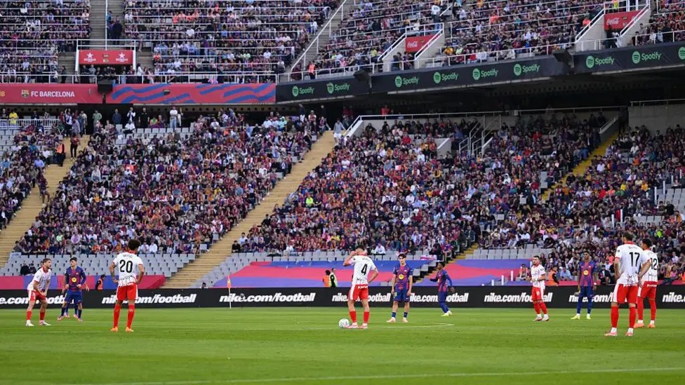 西甲聯(lián)賽開賽后，巴塞羅那隊(duì)和赫羅納隊(duì)的球員靜止站立15秒