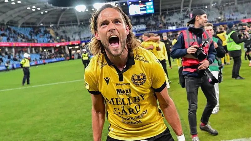 米亞爾比隊球員在以2-0戰(zhàn)勝IFK哥德堡隊后慶祝，并奪得瑞典超級聯(lián)賽冠軍