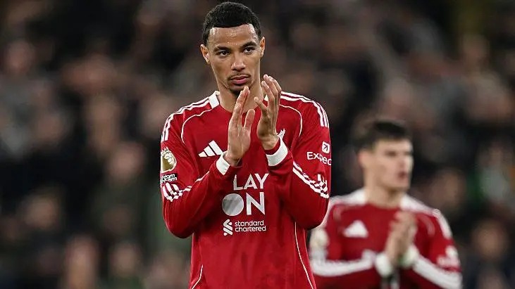 身穿利物浦紅色主場(chǎng)球衣的HugoEkitike向球迷鼓掌，但看上去有些失望