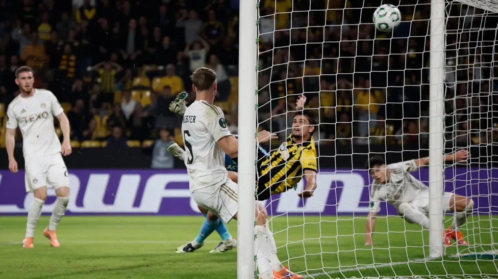 拉茲萬&middot;馬林(RazvanMarin)打入倒鉤球，為雅典AEK隊(duì)取得第四個