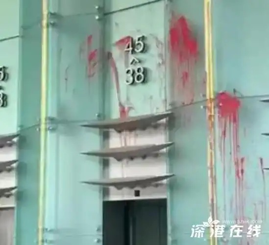 男子求見(jiàn)李嘉誠(chéng)被拒 在大堂潑紅漆