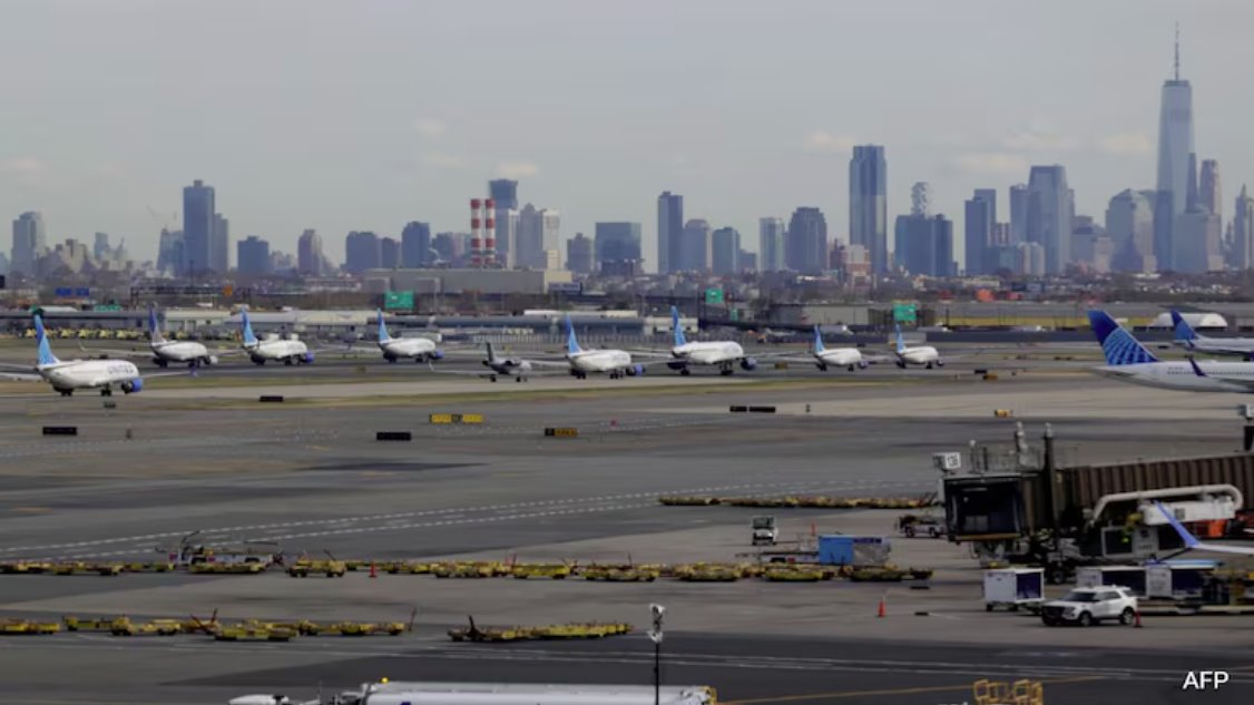 據(jù)航班追蹤網(wǎng)站FlightAware的數(shù)據(jù)顯示，周五有超過(guò)1200個(gè)航班被取消。