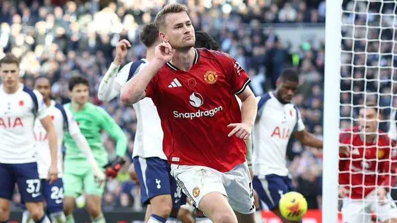 曼聯(lián)球員馬泰斯&middot;德里赫特慶祝在傷停補時階段打入扳平比分的進球