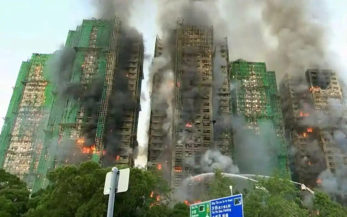 直擊香港大火救援滅火現(xiàn)場