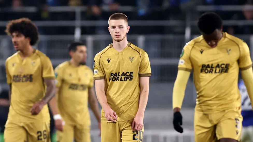 水晶宮球員們因失利而顯得沮喪，水晶宮錯失了兩個空門機(jī)會。