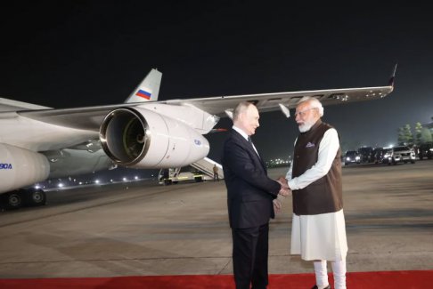 普京訪問印度 莫迪穿白色秋褲白色裙子標(biāo)配機場迎接