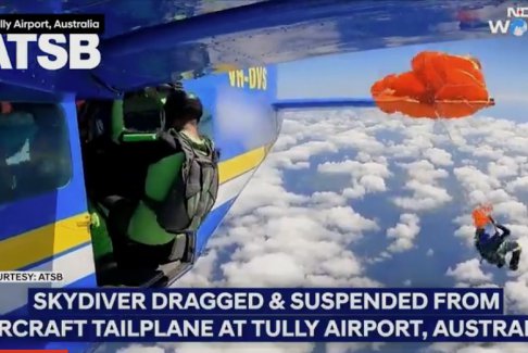 澳大利亞跳傘員降落傘被飛機尾翼纏住懸在半空中