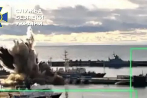 烏克蘭首次水下無人機(jī)襲擊擊中俄羅斯?jié)撏? class=