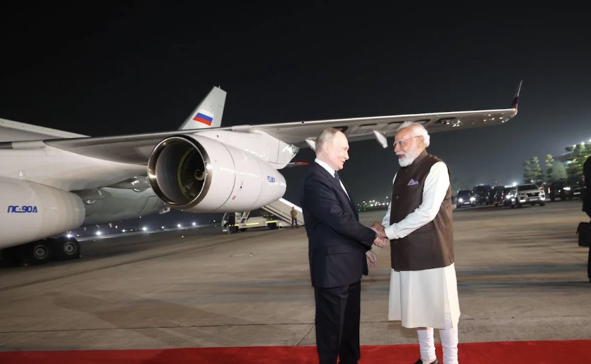 普京訪問印度 莫迪穿白色秋褲白色裙子標(biāo)配機(jī)場(chǎng)迎接