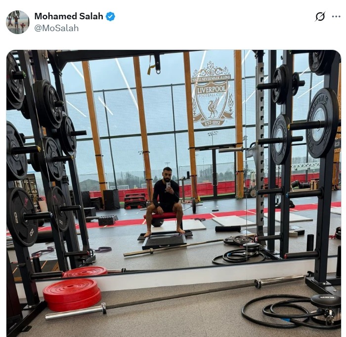 薩拉赫在俱樂部健身房獨(dú)自訓(xùn)練